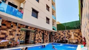 2 hồ bơi ngoài trời