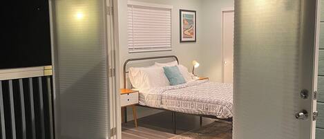 3 chambres, bureau, fer et planche à repasser, lit parapluie