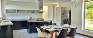 Blender, cookware/dishes/utensils, dining tables