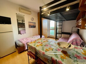 Studio, Multiple Bedrooms, Balcony, City View | Dining room