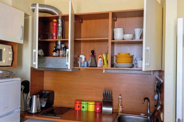 Refrigerador, microondas, placa de cocina, lavavajillas