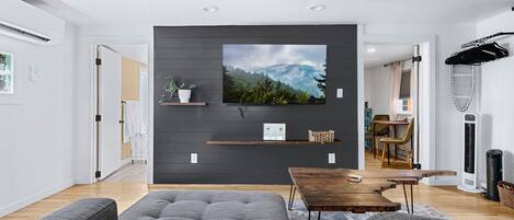 Smart TV, fireplace
