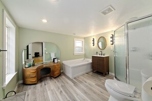 Jetted bath, hair dryer, towels, soap - Earthy Pearl - 1 Bedroom Suite @ the Boise Depot (Boise)