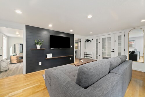 Earthy Pearl - 1 Bedroom Suite @ the Boise Depot