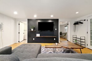 Smart TV, fireplace - Earthy Pearl - 1 Bedroom Suite @ the Boise Depot (Boise)