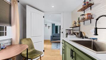 Coffee/tea maker, fridge, microwave, stovetop