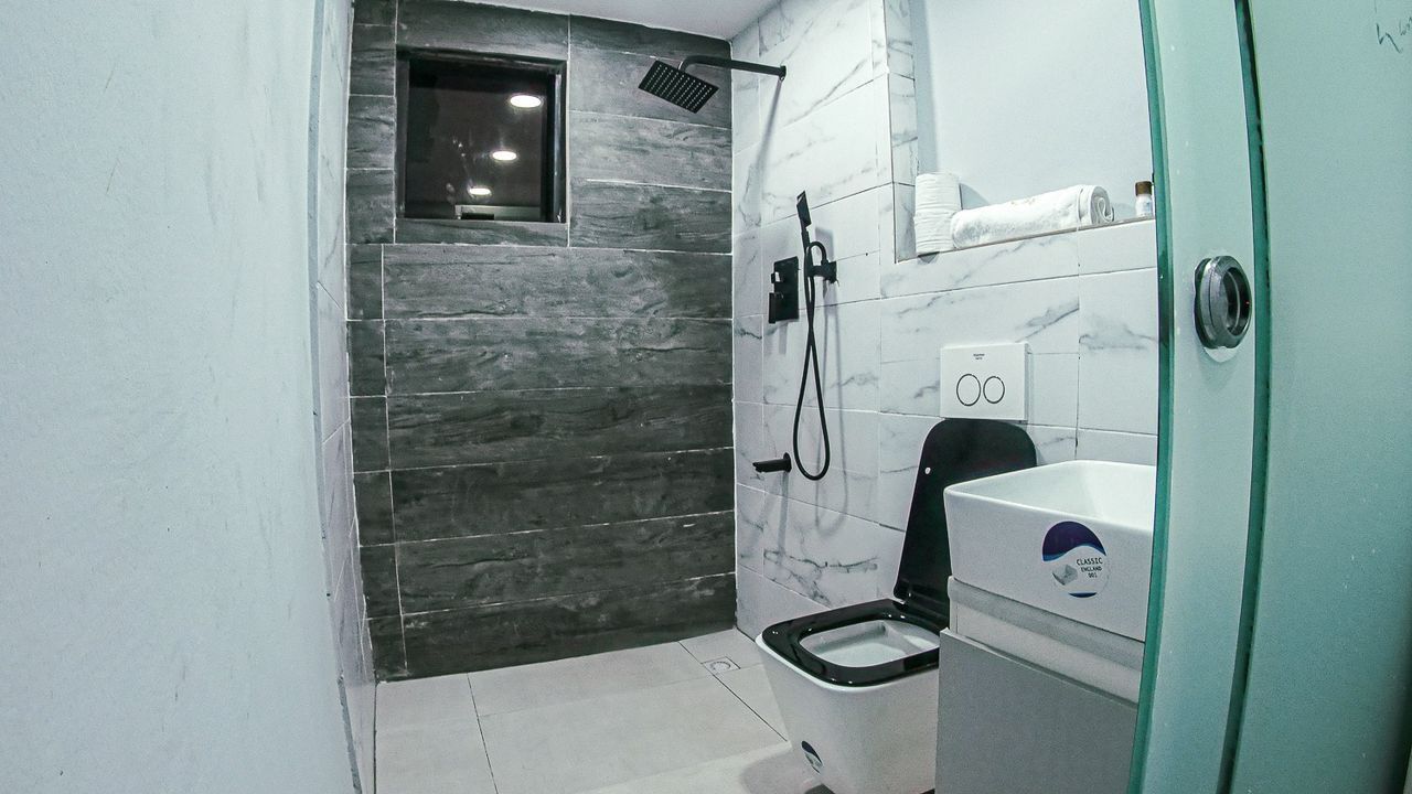 Penthouse romántico, balcón, vista al océano | Baño | Pantuflas 