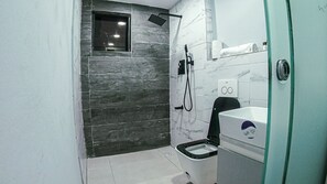Ático romántico, balcón, vistas al mar | Baño | Zapatillas