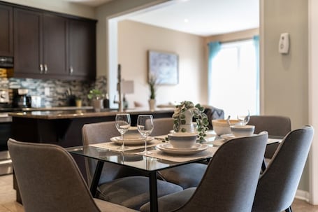 Dining. Beautiful 4 bed/3 Bath Home Away From Home