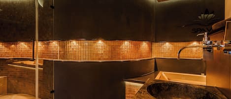 Luxus-Suite "Goldtraum" | Bathroom | Separate tub and shower, jetted tub, rainfall showerhead, hair dryer