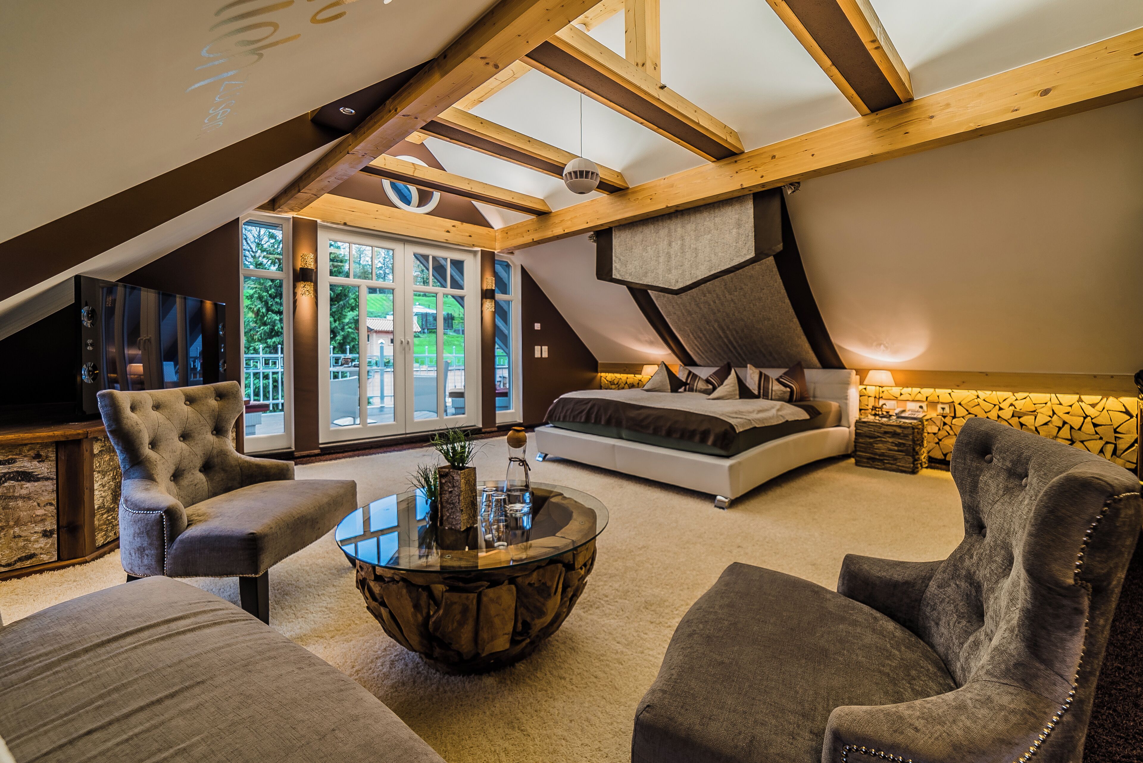 Wellness-Suite "Hochzeitstraum" | Premium bedding, down duvets, in-room safe, individually decorated