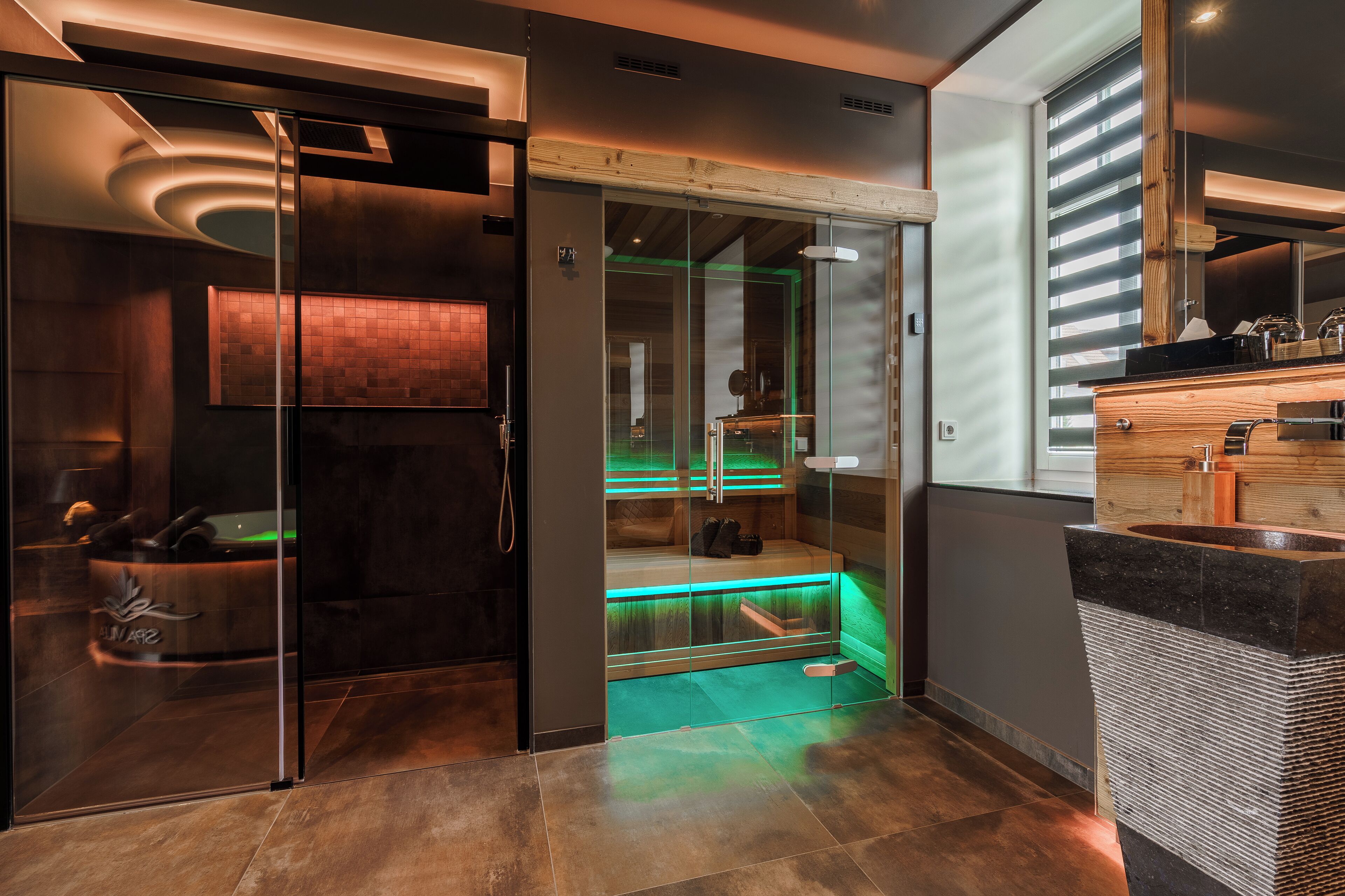 Luxus-Suite "Rosentraum" | Kamar mandi | Bathtub dan shower terpisah dan bathtub dengan aliran air