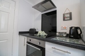 Een koelkast, een magnetron, een oven, een broodrooster