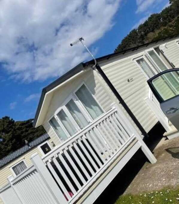 Chalet | Exterior - Beautiful 3-bed Chalet in Newquay (Newquay)