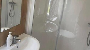 Chalet | Bathroom - Beautiful 3-bed Chalet in Newquay (Newquay)
