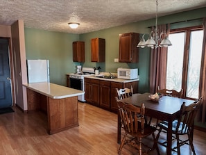Fridge, microwave, oven, stovetop - Deluxe Two Bedroom Suite - Bungalow on the Bluff (Golconda)