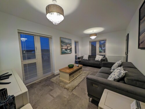 Modern 4 bed House in Newport, Home Away From Home