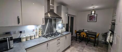 Casa | Cocina privada | Refrigerador, microondas, horno y parrilla de estufa