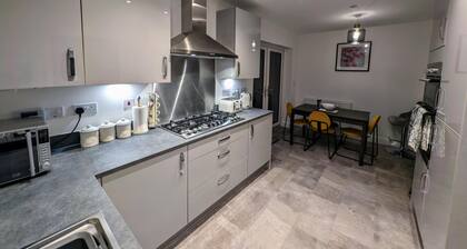 Modern 4 bed House in Newport, Home Away From Home