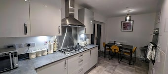 Modern 4 bed House in Newport, Home Away From Home