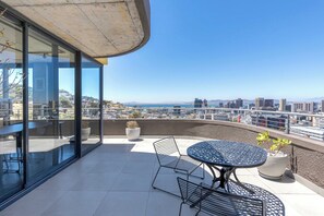 Outdoor dining - Lux Bo Kaap Apartment - Pool Deck -Mountain Views (Cape Town)
