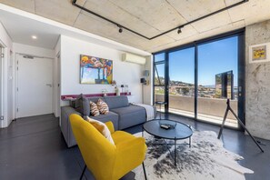 TV - Lux Bo Kaap Apartment - Pool Deck -Mountain Views (Cape Town)