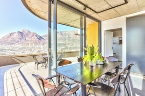 Outdoor dining - Lux Bo Kaap Apartment - Pool Deck -Mountain Views (Cape Town)