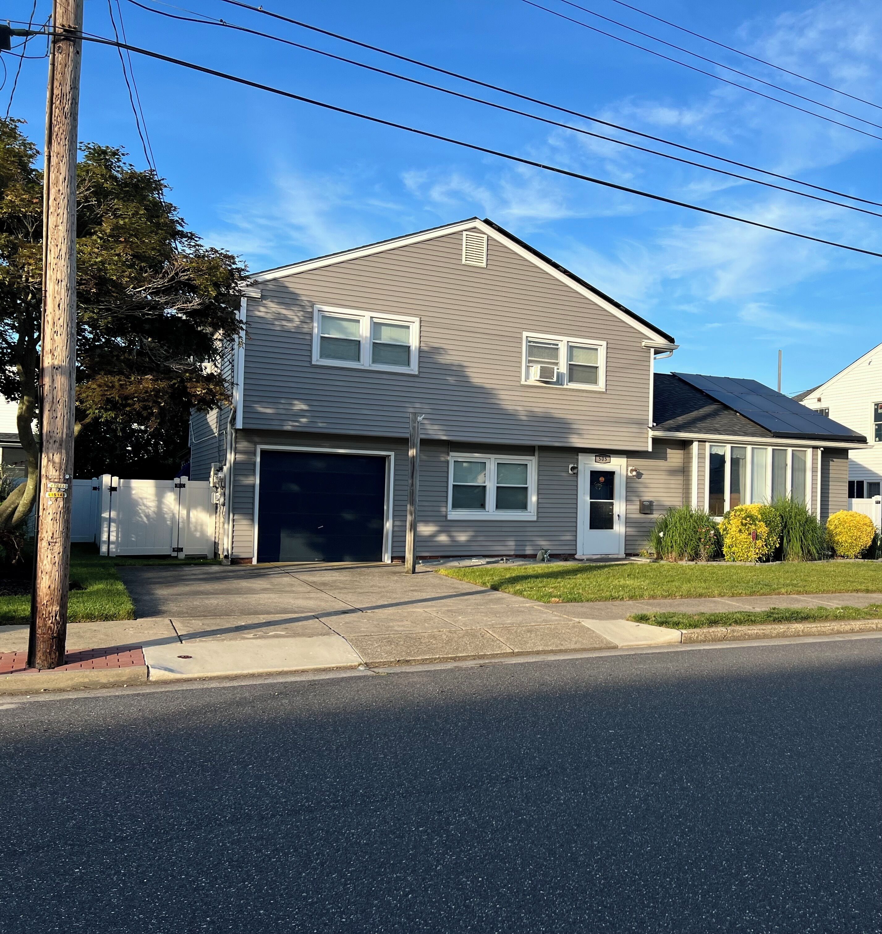 Margate House  7 blocks from the beach.  Fenced yard, pergola, grill, and more. 