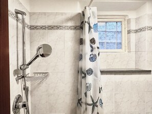 Hårføner, håndklær, såpe og toalettpapir