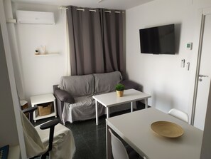 Smart TV, computer monitors - Apartamento en Benalmádena Costa Cerca de Pto Marina a 8 min Andando de la Playa (Benalmádena)