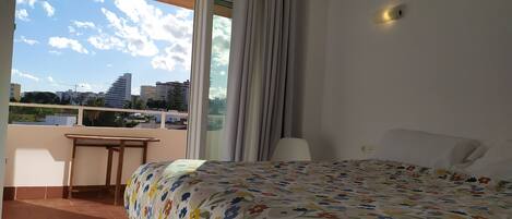 2 dormitorios, escritorio, tabla de planchar con plancha y wifi gratis