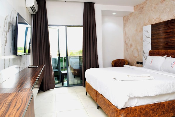 Caja de seguridad en la habitación y muebles diferentes