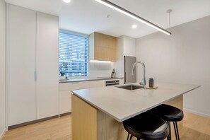 Fridge, microwave, dishwasher, toaster - Modern and Central - Christchurch Apartment (Christchurch)