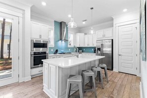 Kylskåp, mikrovågsugn, ugn och spishäll