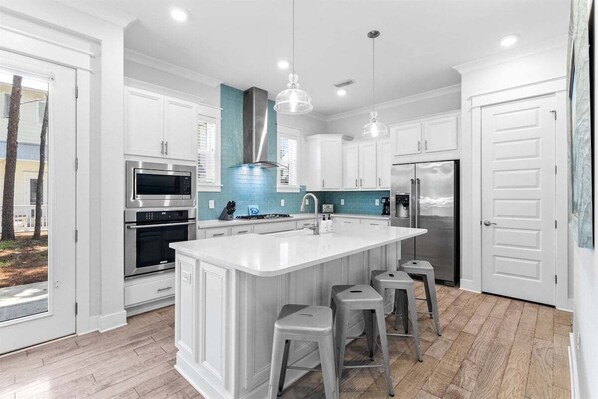 ثلاجة، ميكروويف، فرن، موقد طهي مسطح