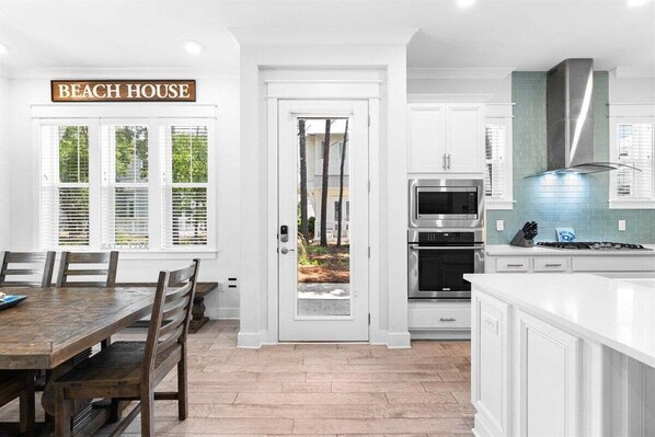 ثلاجة، ميكروويف، فرن، موقد طهي مسطح