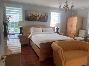 4 bedrooms, WiFi, bed sheets - Breathtaking Southern Plantation Style Home on a Magnificent Waterfront Lot.  (Cayuga)