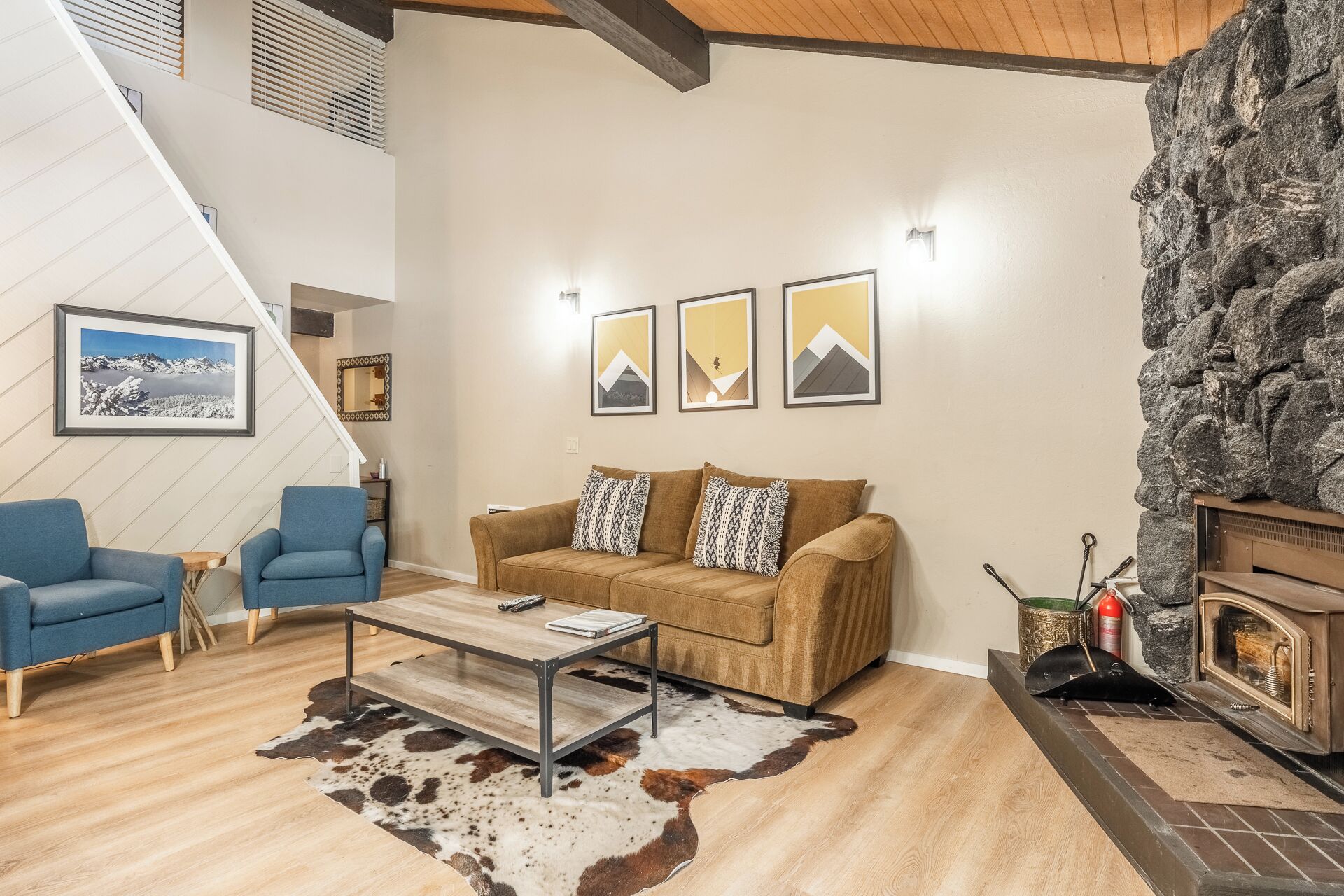 Cozy 2bed+ loft in Mammoth Lakes.  Steps to shuttle, restaurants and grocery 
