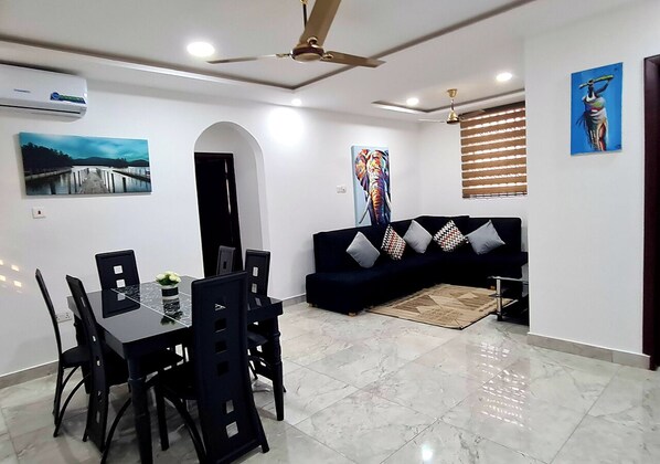 Flat-screen TV, Netflix, streaming services - Beautiful Quiet & Cozy Close to Highway (North Legon)