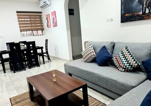 Flat-screen TV, Netflix, streaming services - Beautiful Quiet & Cozy  Close to Highway (North Legon)