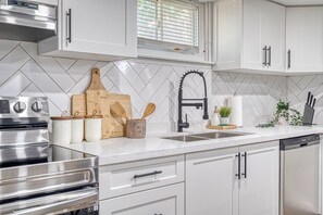 Fridge, microwave, oven, stovetop - This apartment is a 3 bedroom(s), 1 bathrooms, located in St. Catharines, ON. (St. Catharines)