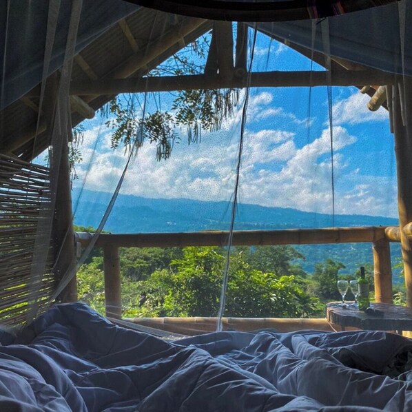 Eenvoudig huisje, balkon, uitzicht op bergen