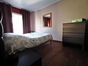 2 slaapkamers, een strijkplank/strijkijzer, wifi, beddengoed