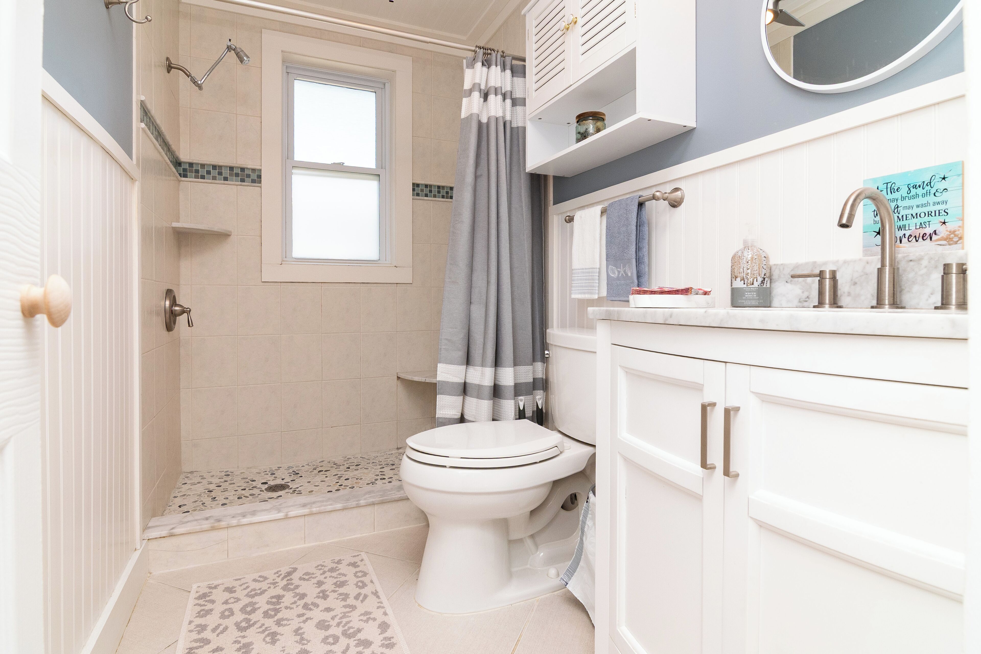 Un baño con ducha, inodoro y lavabo.