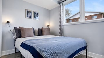 2 habitaciones, tabla de planchar con plancha y cuna de viaje