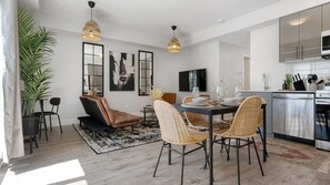Interior - BoHo Townhouse 4 Mins from Falls and Free Parking (Niagara Falls)