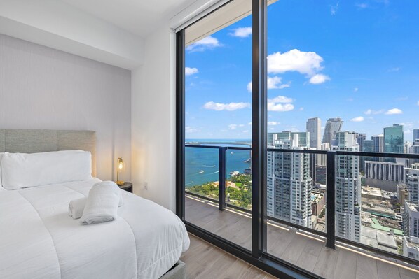 2 bedrooms, premium bedding, blackout curtains, iron/ironing board - Lux Condo with Stunning Miami Views (Miami)