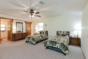 3 bedrooms, WiFi, bed sheets - Lakeside Cabin with Cozy Loft! (Golden)