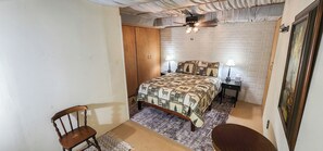 3 bedrooms, WiFi, bed sheets - Lakeside Cabin with Cozy Loft! (Golden)
