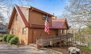 Exterior - Lakeside Cabin with Cozy Loft! (Golden)